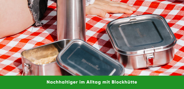 Blockhütte Edelstahl Trinkflasche und Brotdosen auf karierter Picknick-Decke